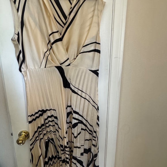 Silk dress - Picture 3 of 3